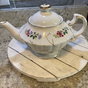 Vintage floral‎ and gold teapot